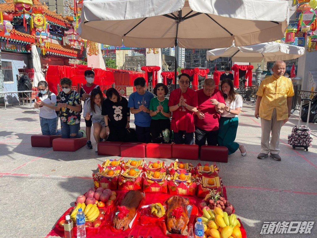 眾人陪夏蕙姨誠心參拜。